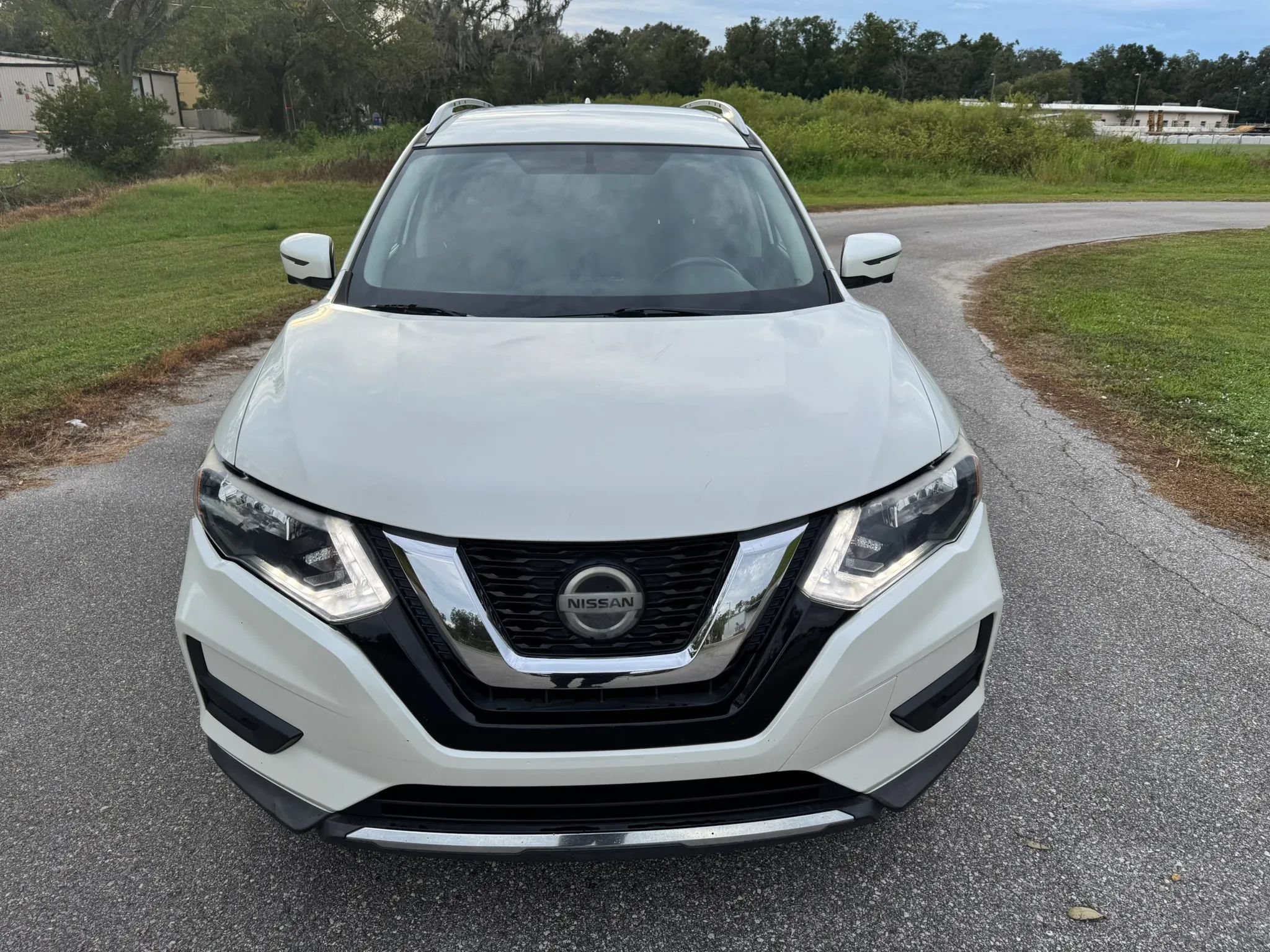 Used 2018 Nissan Rogue SV w/ Premium Package FWD image 2