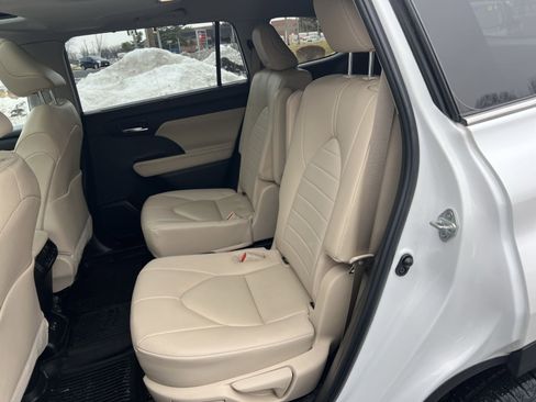 Used 2023 Toyota Highlander XLE image 24