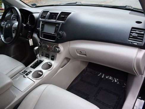 Used 2013 Toyota Highlander SE image 26
