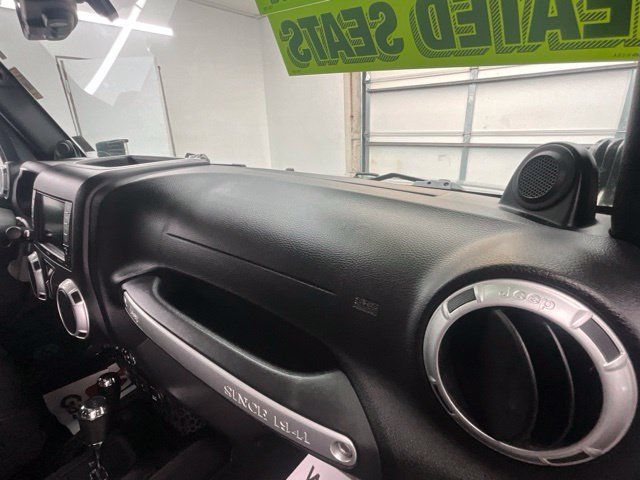 Used 2014 Jeep Wrangler Unlimited Sahara w/ Dual Top Group AWD/4WD image 12