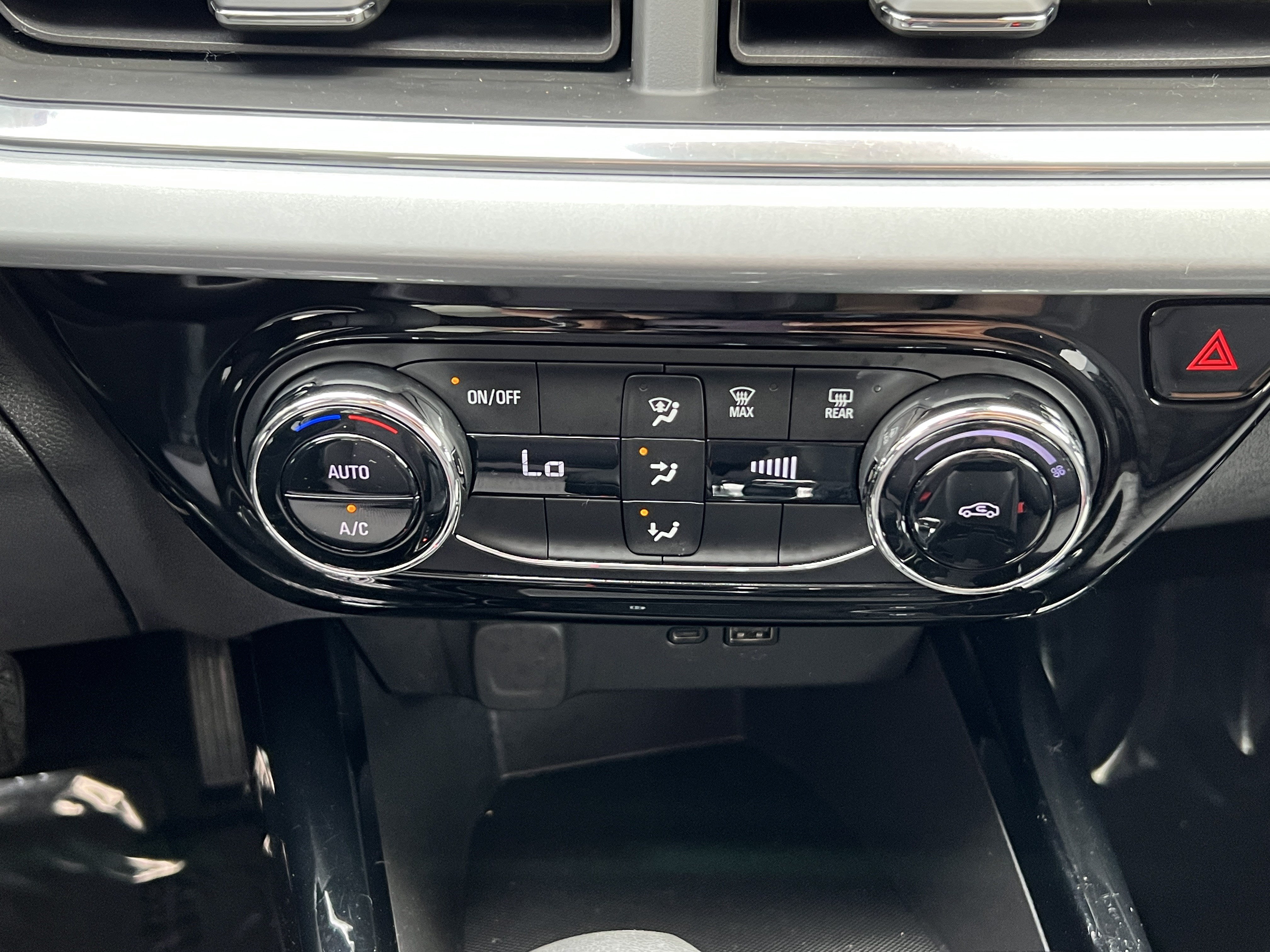 Used 2025 Chevrolet Trax LT FWD image 29