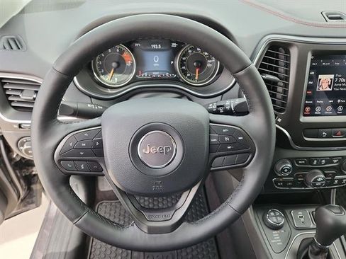 Used 2019 Jeep Cherokee Trailhawk w/ Cold Weather Group AWD/4WD image 17