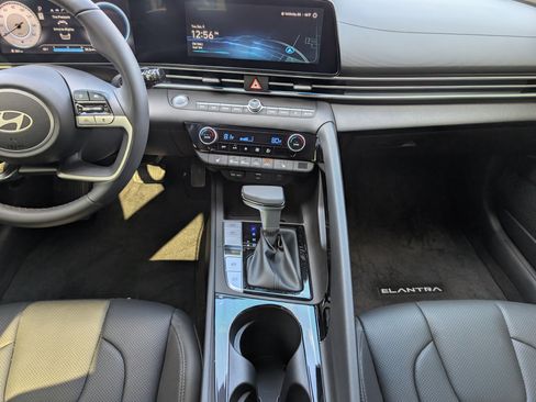 Used 2025 Hyundai Elantra Limited image 7