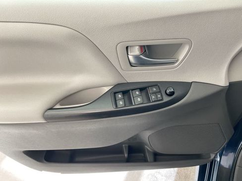 Used 2020 Toyota Sienna LE w/ Carpet Mat Package FWD image 13