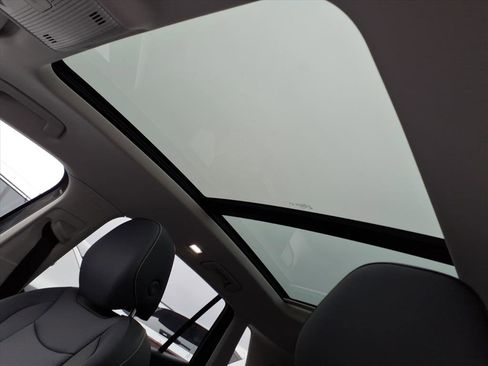 New 2025 Volkswagen Tiguan SE image 9