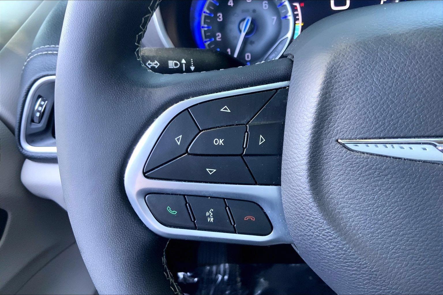 Certified 2023 Chrysler Pacifica Touring-L AWD/4WD image 18