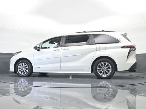 Used 2021 Toyota Sienna XLE image 61