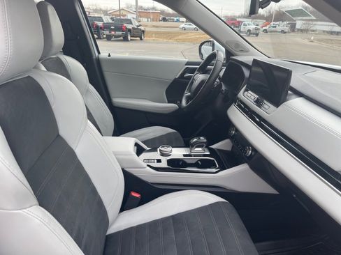 Used 2025 Mitsubishi Outlander SE image 15
