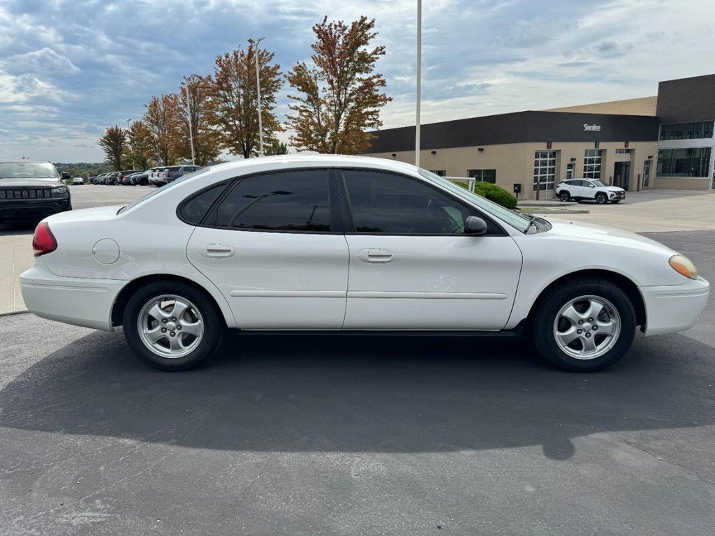Used 2004 Ford Taurus SE FWD image 2