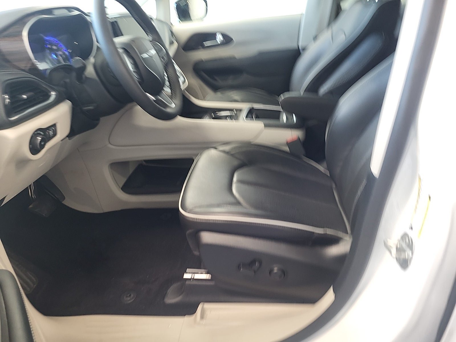 Used 2024 Chrysler Pacifica Limited w/ Trailer Tow Group FWD image 7
