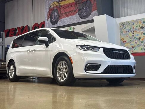 Used 2023 Chrysler Pacifica Touring-L FWD image 58