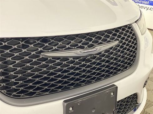 Used 2025 Chrysler Pacifica Limited image 37