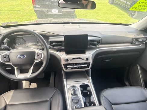 Used 2023 Ford Explorer XLT w/ Equipment Group 202A AWD/4WD image 18