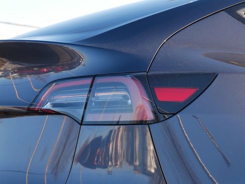 Used 2021 Tesla Model Y Long Range image 17