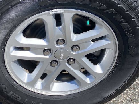 Certified 2023 Jeep Grand Cherokee Laredo w/ Luxury Tech Group I AWD/4WD image 29