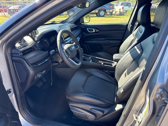 Used 2024 Jeep Compass Latitude w/ Convenience Group AWD/4WD image 11