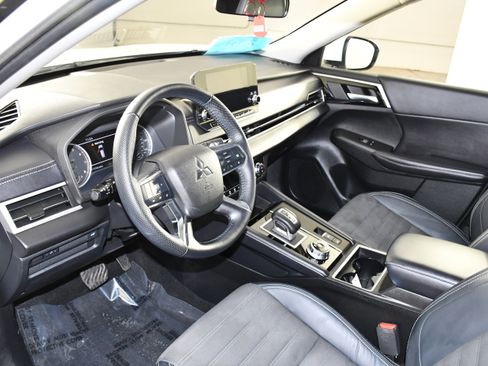 Used 2023 Mitsubishi Outlander SE AWD/4WD image 2