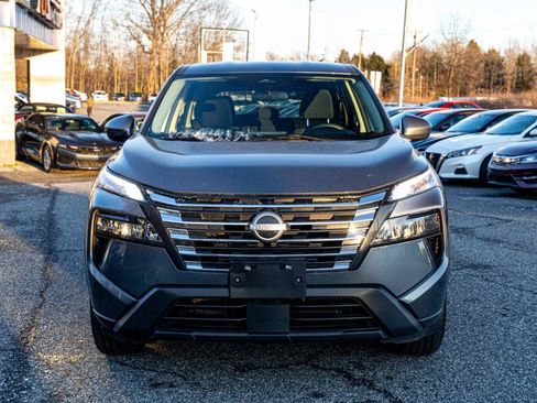 Used 2024 Nissan Rogue SV image 2