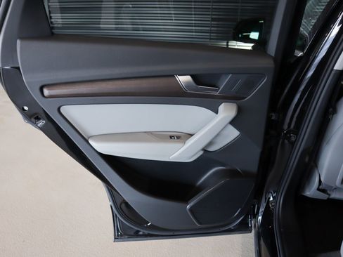 Used 2024 Audi Q5 e Premium w/ Convenience Package image 30