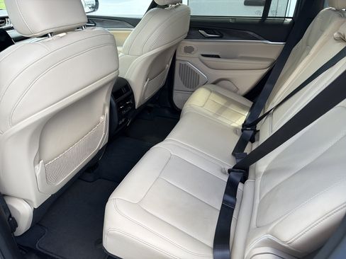 Used 2023 Jeep Grand Cherokee Limited w/ Luxury Tech Group II AWD/4WD image 18