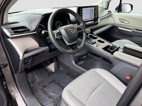 Used 2024 Toyota Sienna XLE w/ XLE Plus Package image 9