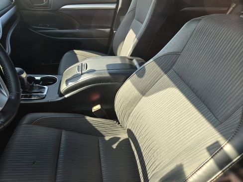 Certified 2019 Toyota Highlander Plus AWD/4WD image 22