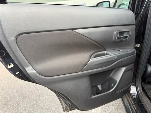 Used 2016 Mitsubishi Outlander SE image 12