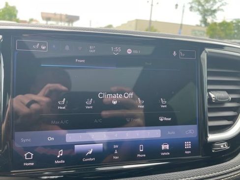 Used 2025 Chrysler Pacifica Limited FWD image 10