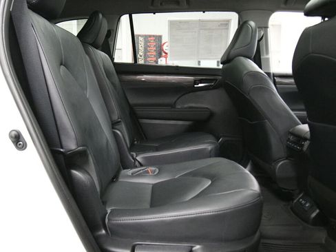 Used 2021 Toyota Highlander Platinum image 28