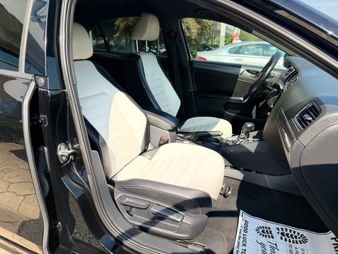 Used 2016 Volkswagen Jetta Sport FWD image 40