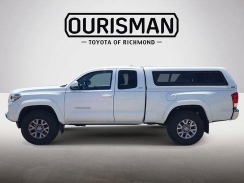 Certified 2016 Toyota Tacoma SR5 AWD/4WD image 2