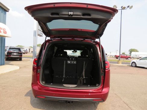Used 2021 Chrysler Pacifica Touring AWD/4WD image 36
