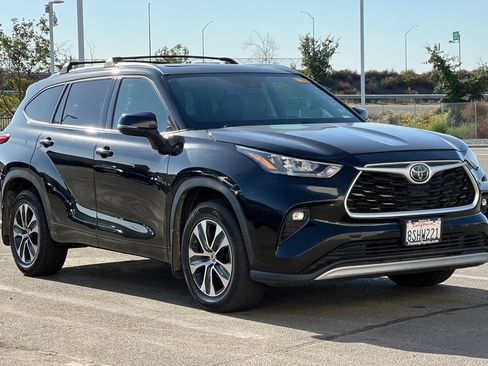 Used 2020 Toyota Highlander XLE AWD/4WD image 2