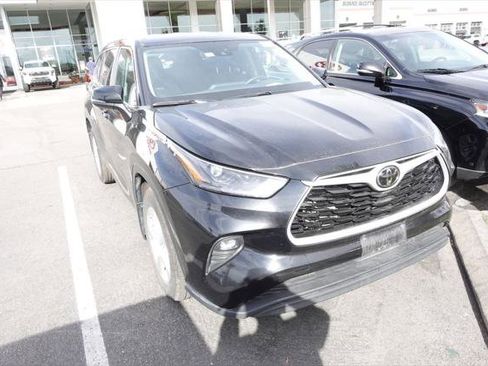 Certified 2024 Toyota Highlander LE AWD/4WD image 1