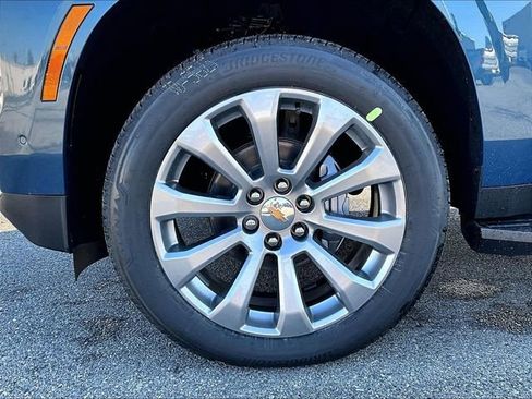 New 2026 Chevrolet Suburban Premier image 7