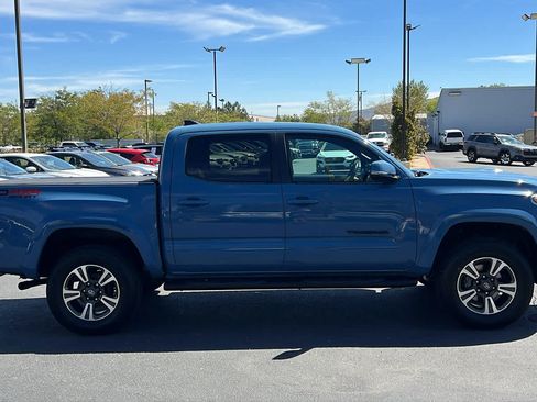 Used 2019 Toyota Tacoma TRD Sport w/ Technology Package AWD/4WD image 4