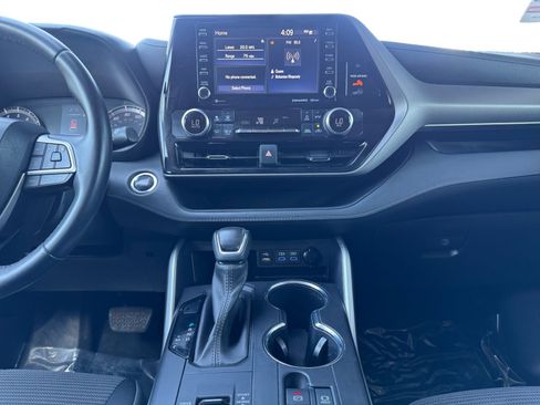 Used 2022 Toyota Highlander LE FWD image 11