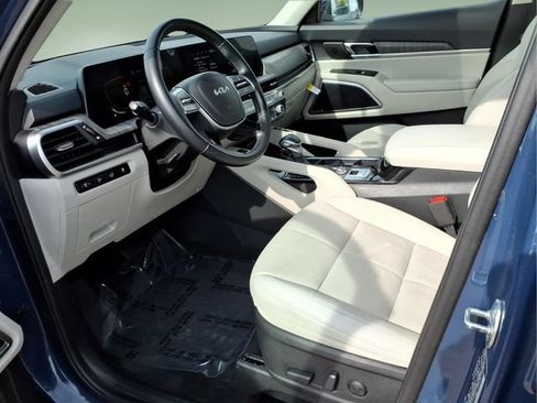Used 2024 Kia Telluride EX w/ EX Captain's Chair Package FWD image 11
