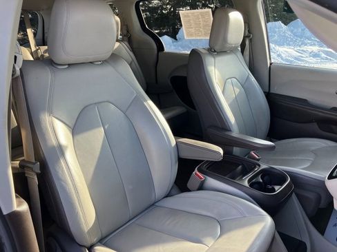 Used 2017 Chrysler Pacifica Touring-L w/ Tire & Wheel Group image 14