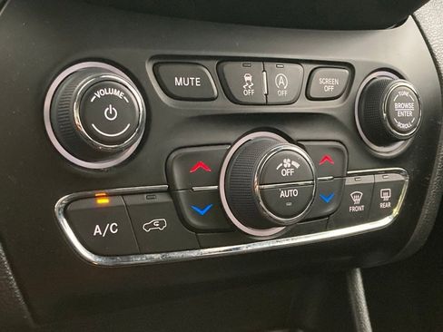 Used 2023 Jeep Cherokee Altitude Lux image 27