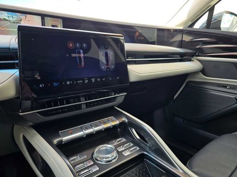 Used 2024 Lincoln Nautilus Premier image 23