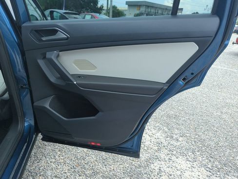 Used 2018 Volkswagen Tiguan SE w/ Panoramic Sunroof Package FWD image 32