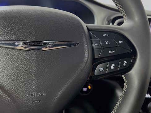 Used 2024 Chrysler Pacifica Touring FWD image 20