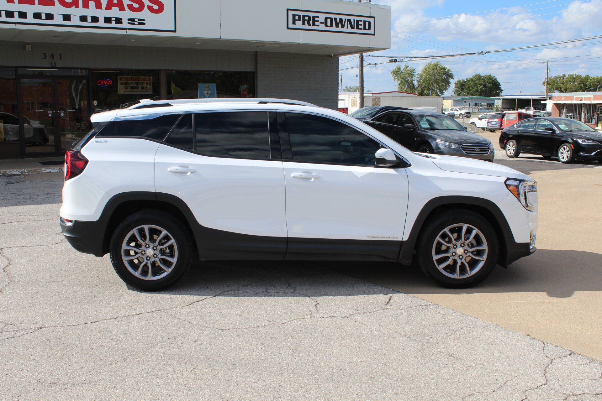 Used 2022 GMC Terrain SLT w/ Tech Package FWD image 3