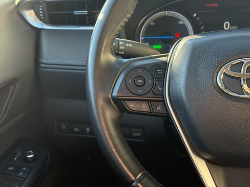 Used 2024 Toyota Venza LE image 10