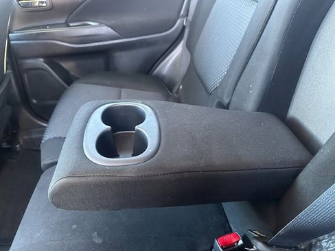 Used 2018 Mitsubishi Outlander ES image 19