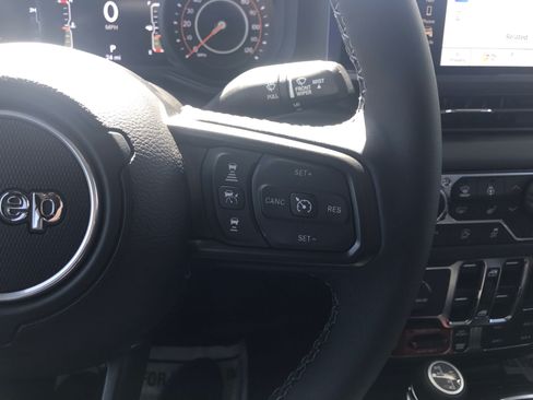 Used 2025 Jeep Gladiator Rubicon AWD/4WD image 24