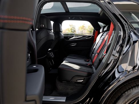 Used 2024 Bentley Bentayga image 40