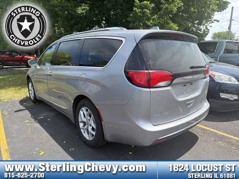Used 2018 Chrysler Pacifica Touring-L w/ Tire & Wheel Group FWD image 3