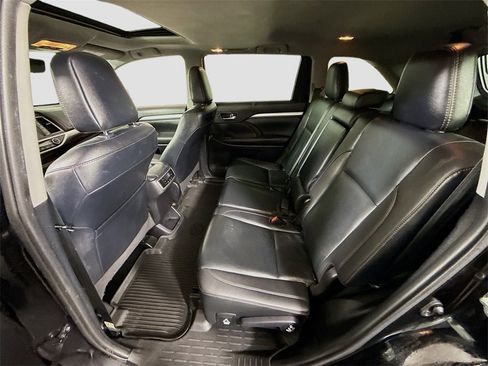 Used 2019 Toyota Highlander XLE image 18